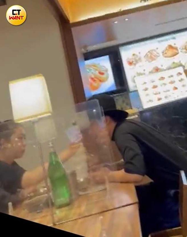 林哲熹与Cindy用餐时上演喂食秀，相当甜蜜。（图／本刊娱乐组）