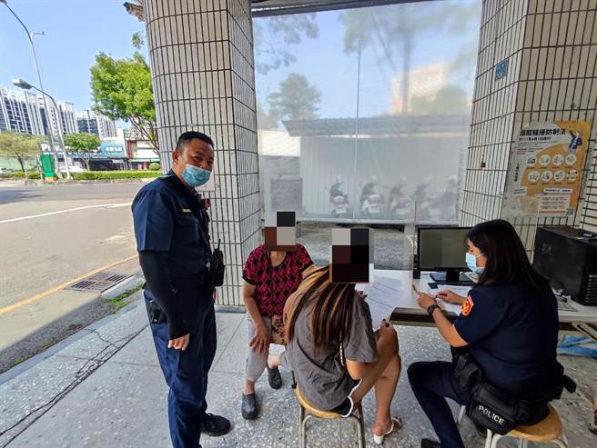 高雄陈姓少女（右）赴新加坡当直播主梦碎，认为事业遭阻挠离家出走。直到9月20日独自返家，隔天余姓阿嬷（左）高兴地带陈女到派出所办理撤销协寻。（翻摄照片／崔正纲高雄传真）