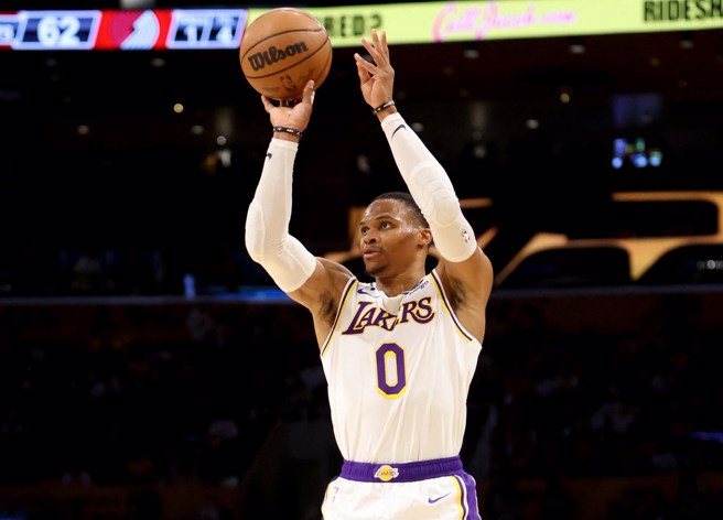 韦斯布鲁克最后30秒的匆促出手决定，似乎认定自己仍有火烫手感。(路透)