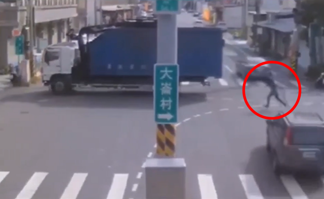 货柜车因未拉手剎车，车身不断往前滑行，直接挡住大马路双向道路，所幸其他驾驶见状都停在路中，未发生意外，驾驶也见状衝出超商移车。（翻摄自脸书「爆料公社二馆」）