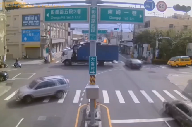 货柜车因未拉手剎车，车身不断往前滑行，直接挡住大马路双向道路，所幸其他驾驶见状都停在路中，未发生意外，驾驶也见状衝出超商移车。（翻摄自脸书「爆料公社二馆」）