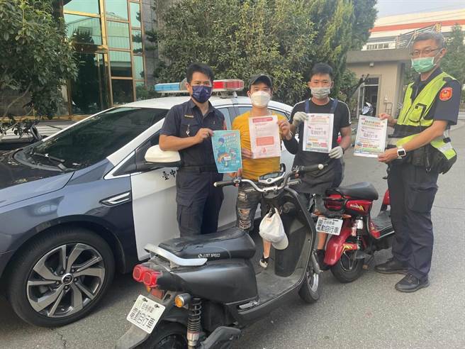 东势分局新社分驻所员警，在辖内光国股份有限公司针对200余位越南外籍移工加强宣导电动自行车，11月30日起须挂牌才可上路。（警方提供）