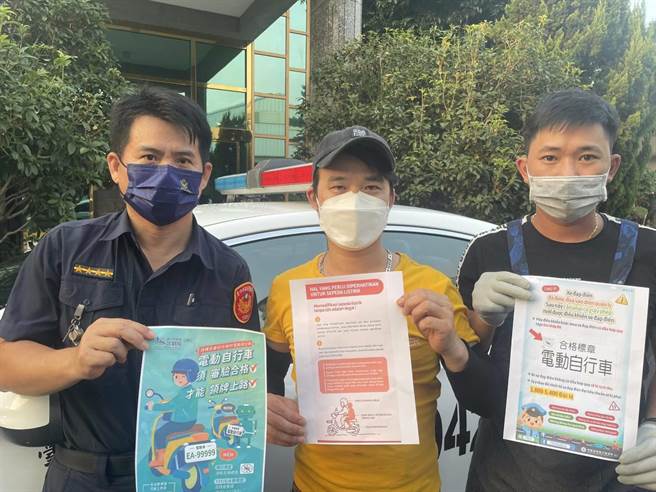 东势分局新社分驻所员警，在辖内光国股份有限公司针对200余位越南外籍移工加强宣导电动自行车，11月30日起须挂牌才可上路。（警方提供）