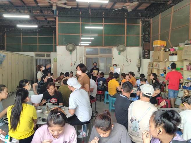 东势分局新社分驻所员警，在辖内光国股份有限公司针对200余位越南外籍移工加强宣导电动自行车，11月30日起须挂牌才可上路。（警方提供）