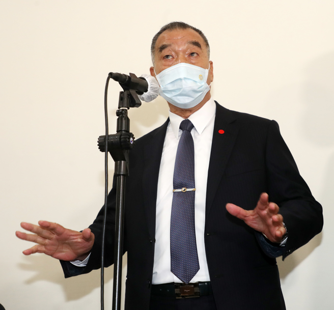 国防部长邱国正（见图）24日赴立法院外交及国防委员会，报告「国军军事投资建案执行概况」，在会前受访时，被问及是否担心任内战争一触即发，邱国正表示，从来没担忧过，面临到了我们就克尽职责，负起保家卫国的责任。（刘宗龙摄）