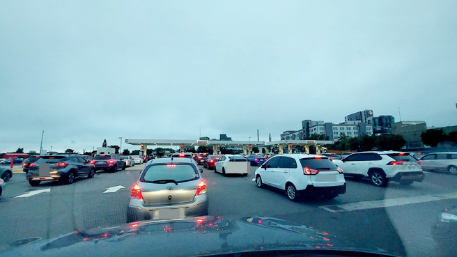 一名女网友周六到好市多加油，看到前方至少有10台车在排队，她将其拍下上传到网路，意外让网友想起过去高速公路收费站景象。（图／翻摄自Costco好市多 商品经验老实说）