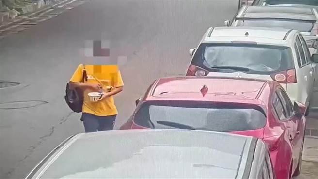 嫌犯陈柏谚犯案后离开画面。（资料照）