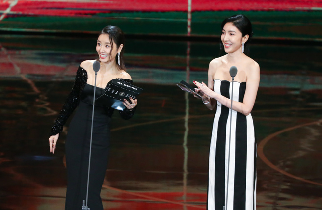 楊謹華一襲黑白相間晚禮服現身金鐘盛會，驚艷全場。（杜宜諳 攝影）