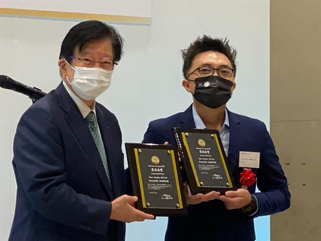 苗栗县制茶职人张家齐（右）在日本国际赛拿下「最高金赏」大奖。（张家齐提供／李京升苗栗传真）