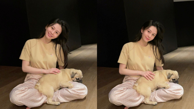 沈月贴出素顏睡衣照，依旧貌美。(图/沈月 IG)