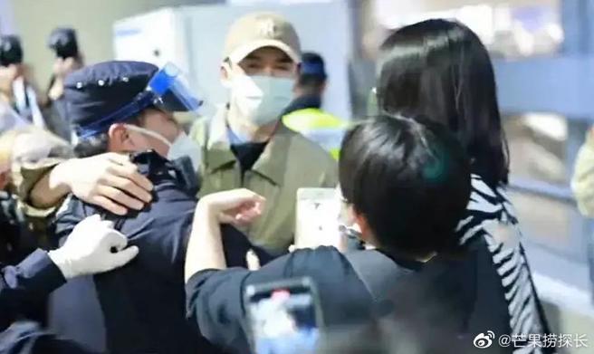 张云龙挺身劝架。（图／翻拍自微博）