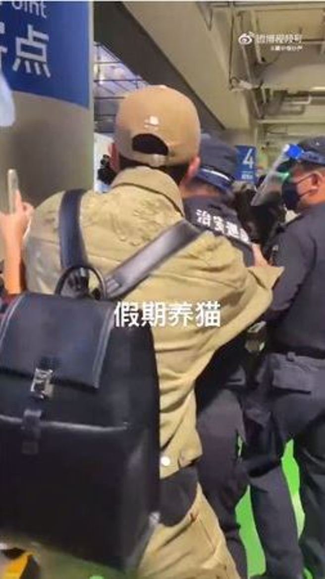 张云龙挺身劝架。（图／翻拍自微博）