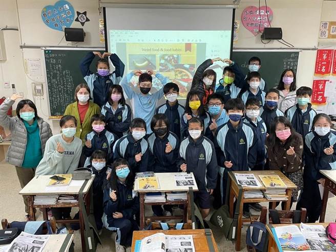 苗栗县苗栗国中办理「沙发客来上课」阅读讲座，邀请外籍讲师到校进行分享。（教育部提供／林志成台北传真）