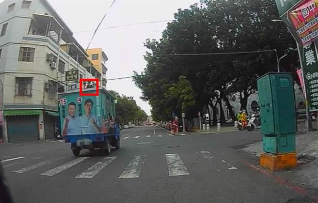 民进党高雄市议员张汉忠宣传车行经路口闯红灯。（翻摄照片／杨舒婷高雄传真）