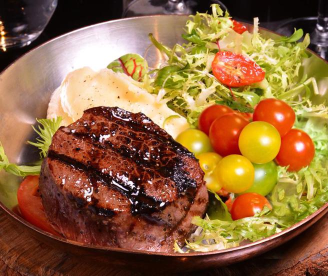 （云朗观光线上旅展10／26起跑，君品酒店云轩西餐厅推出10盎司牛排餐券，下杀7折每张699元，线上旅展期间每日限量贩售200张。图／云朗观光提供）