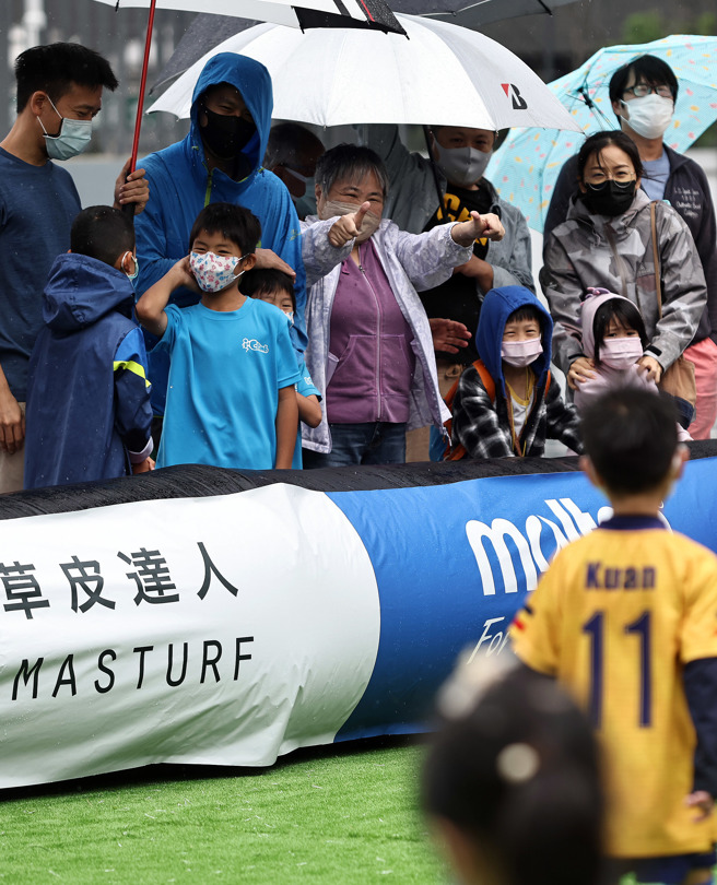 三代同堂家属为迷你足球赛小球员加油吶喊。（迷你足球协会提供）