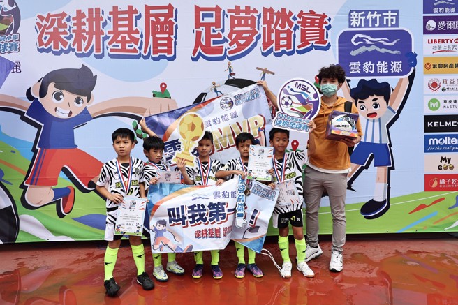 梦幻光芒足球俱乐部的小球员有数十位，教练郑君磊（右1）希望指导的球员能发自内心热爱足球。（迷你足球协会提供）