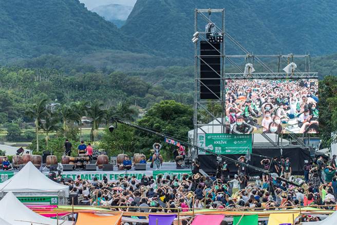 花莲初秋音乐盛事之一「谷稻秋声」11月5、6日将在富里乡永丰社区登场，届时将有施文彬、杨乃文、理想混蛋、韦礼安、谢铭佑＆麵包车乐团等9组重磅卡司接力演出；图为去年活动照片。（富里983提供／罗亦晽花莲传真）