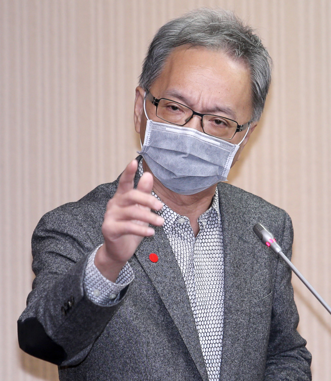 国民党立委张育美质疑高端补打恐有安全疑虑，认为卫福部应提出相关评估数据，卫福部长薛瑞元动怒表示无法做这样的研究，更反呛「委员你教我怎么做！」（黄世麒摄）