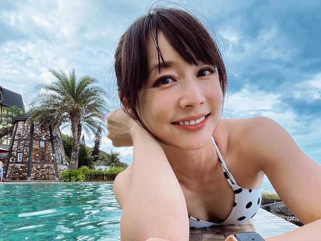 吴宇舒换上白底圆点的泳装，秀出姣好的身体线条。(图/吴宇舒 FB)