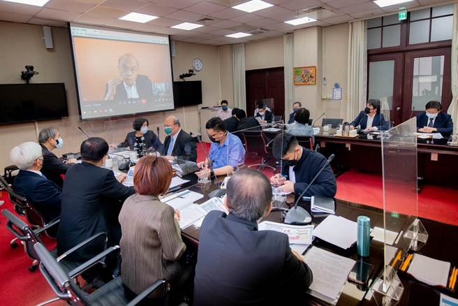 行政院長蘇貞昌今上午8時透過視訊方式召開擴大防疫會議。（行政院提供）