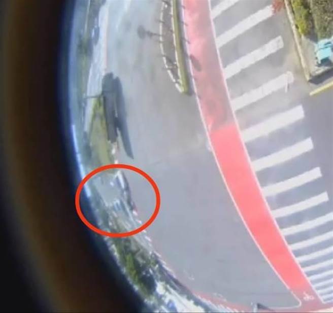 桃園市八德區65歲吳姓女騎士疑似在豐德路打算迴轉，與直行的34歲楊姓駕駛碰撞，吳女傷重送醫後仍不治。（翻攝照片）