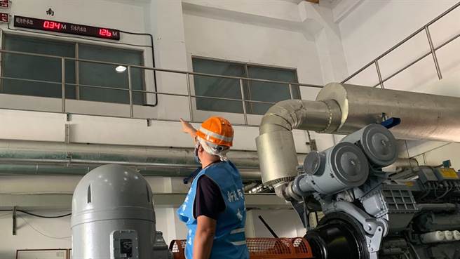 新北市水利局今晚8時起，將進行中原抽水站維護管理之例行性蓄水試抽作業，試抽期間抽水站人員持續密切注意水位變化。（新北市水利局提供／李奇叡新北傳真）