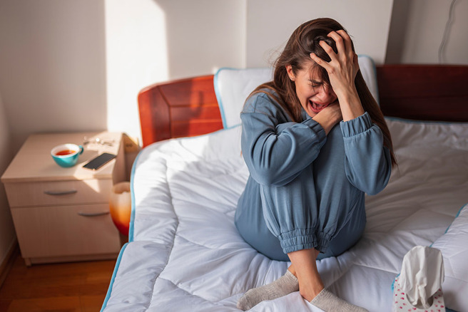 正妹刺青完後才發現刺錯位置，而且嘴唇上的字樣還大得離譜，讓她相當崩潰。（示意圖／達志影像）