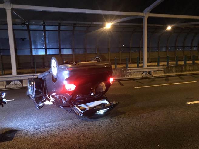 林男与同向行驶中线车道的曹女自小客车发生碰撞；林男失控再碰撞外侧护栏，车辆翻覆。(民眾提供)