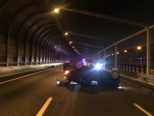 林男与同向行驶中线车道的曹女自小客车发生碰撞；林男失控再碰撞外侧护栏，车辆翻覆。(民眾提供)