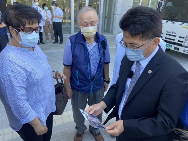 新竹市立马偕儿童医院将于11月正式营运，代理市长陈章贤（右）今天特别邀请黄阿嬷（左）、施阿公参观全新的儿童医院。（陈育贤摄）