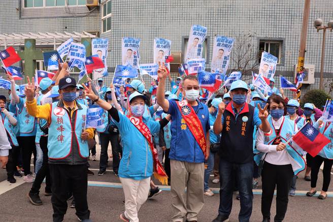 賴峰偉與陳雙全握手言和，陳還重回國民黨執掌兵符，擔任澎湖縣黨部主委一職，地方人士評估賴峰偉選情漸入佳境。（張茂雄攝）