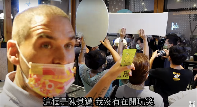 被誉为全台最美鱼市的高雄鼓山鱼市场21日甫开张营业，来自英国的高雄女婿、YouTuber「大丰」特地前往开箱分享，过程还巧遇高雄市长陈其迈出席开幕活动。（柯宗纬翻摄）