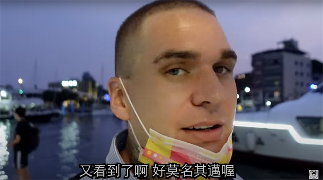 大丰称讚閒置已久的空间，蜕变成海港美丽地标，高雄不断改变，是全台最棒城市，大讚「真是莫名其迈」。（柯宗纬翻摄）