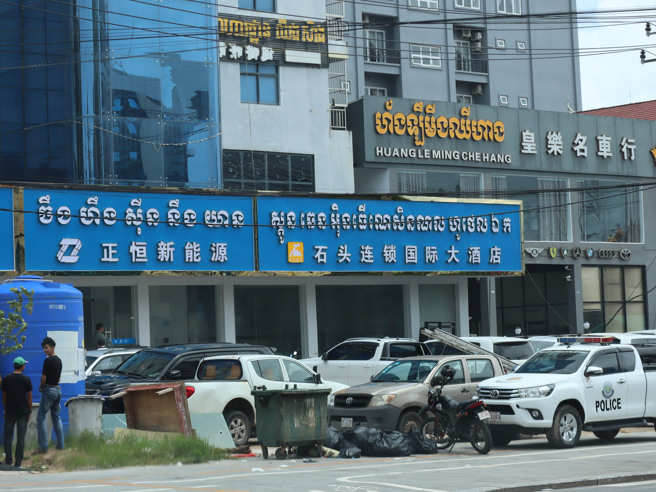 柬埔寨打工陷阱醜聞鬧上國際，為了對外宣示打擊決心，柬國中央9月中旬親征西港，連續5天對詐騙園區進行掃蕩，期間不時可看到警車停在西港的飯店、園區外。（圖／中央社）