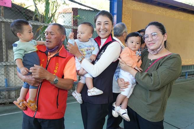 南投縣長候選人許淑華24日走訪仁愛鄉，宣示原鄉政策。（許淑華服務處提供／廖志晃南投傳真）