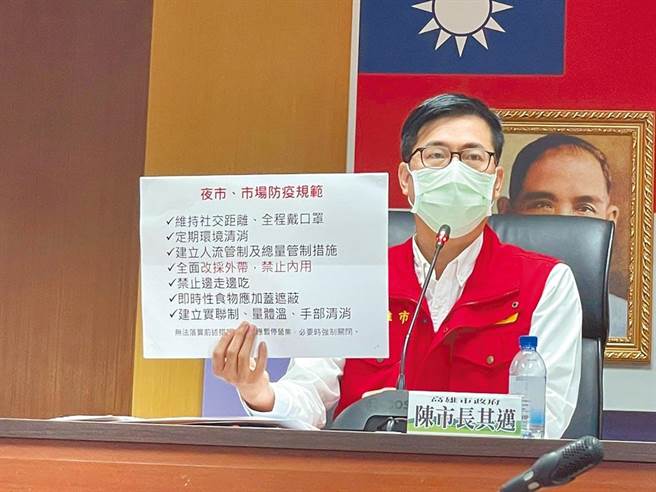 李姓男子去年5月19日晚间下班没戴口罩、在住家外遭员警开单，陈述意见后仍挨罚3000元。高雄地院认为，当时中央尚未公告口罩禁令，高市也非全国疫情最严重地区，骤然宣布禁令且没有缓衝宣导空间，等于「突袭」市民，判撤销罚单，可上诉。（本报资料照）