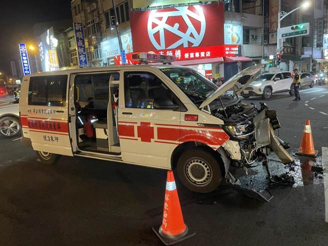 老翁车祸送医，救护车又遭撞，最终伤重不治。(警方提供)