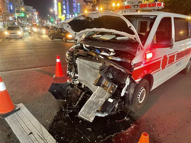 老翁车祸送医，救护车又遭撞，最终伤重不治。(警方提供)