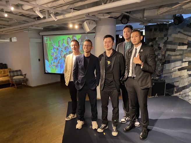 PLG执行长陈建州(右)跟梦想家管理阶层一起合照。(黄及人摄)