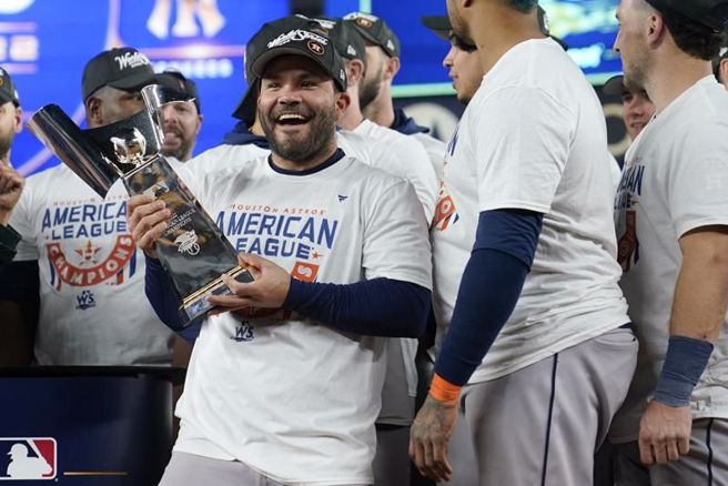 太空人艾尔图维捧着美联冠军奖杯。（美联社）