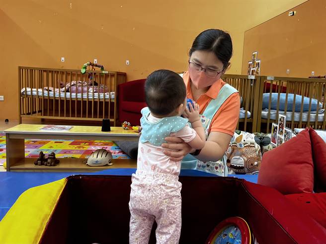 新北公托訓練專班 房務潘菁萍轉職托育人員。（新北市勞公局提供）