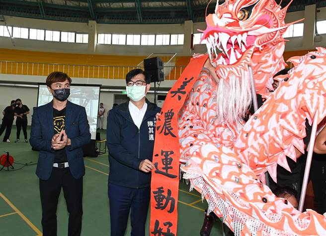 高雄市長陳其邁（前右）24日出席美濃運動中心成立儀式。（林瑞益攝）