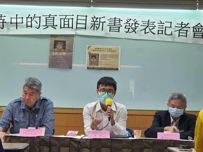 新党舆情中心主任季节(中)，自费出版《陈时中的真面目》一书。（陈人齐摄）