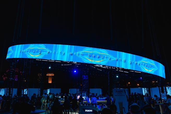 「设计擎天光之展演」LED显示「Kaohsiung a city with beauty and greatness」。（高市文化局提供/杨舒婷高雄传真）
