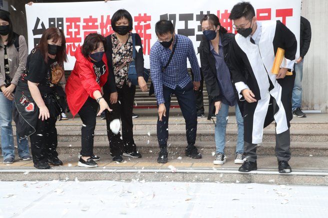 由被资遣员工组成的台开员工自救会24日前往立法院陈情，控诉台开董事长邱于芸恶意拖欠4400万的薪资及资遣费，自救会成员并怒砸手中的饭碗，表达心中不满。（刘宗龙摄）