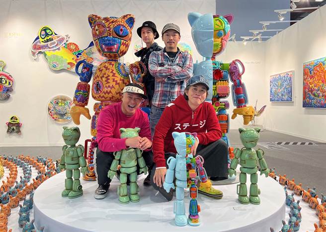 方文山（后排右起）邀Darren与黄俊郎（前排右起）参与创作，好友南拳妈妈弹头也到场参观。（方道文山流创意公司提供）