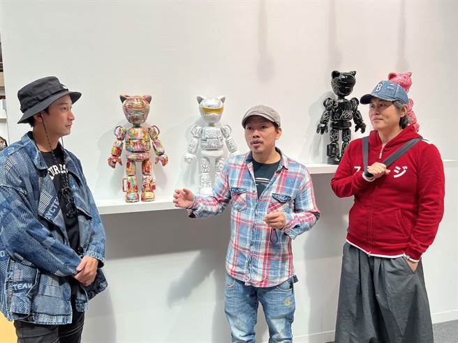 方文山（中）邀Darren（左）与黄俊郎参展。（方道文山流创意公司提供）