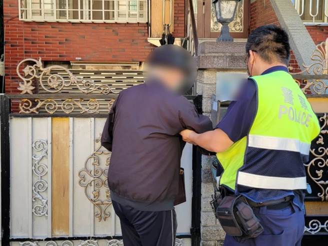 警方見老翁步伐不穩需旁人攙扶，熱心將他載返住家，完成任務。（警方提供／張妍溱台中傳真）