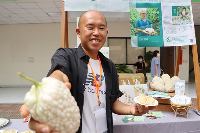 「宏展农业行销科技有限公司」不再只是生产农产品，进阶走向农企业，透过农产加值及行销，朝苦瓜加工发展，甚至与食品大厂合作等等。（吕妍庭摄）